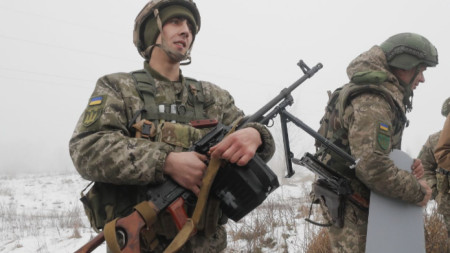 Олег Василишин от Териториалната отбрана на Украйна с картечницата си, с която свалил руска ракета в покрайнините на Киев, 17 декември 2022 г.