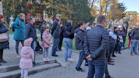 Във Велико Търново близо 30 родители протестираха срещу тестването на