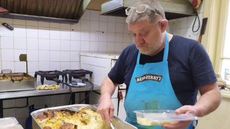 Васил Бурановски, готвач - храни бедни 