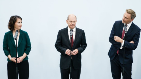 Олаф Щолц (в средата), Аналена Бербок (вляво) и Кристиан Линднер - лидерите на трите партии, започващи преговори за коалиция, 15 октомври 2021 г.