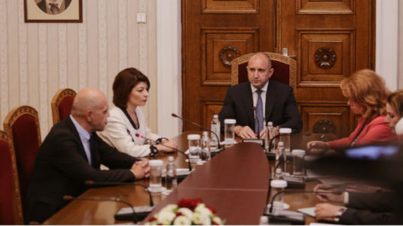 El presidente Rumen Radev con representantes de la coalición GERB−CDC