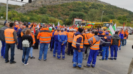 Близо 200 работници от „Пътни строежи – Велико Търново“ блокираха за 15 минути международния път Русе – Свиленград при южния подход за Велико Търново.