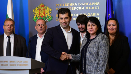 Министър-председателят Кирил Петков и Магдалена Милтенова от Съюза на превозвачите (в средата) декларираха, че диалогът ще продължи