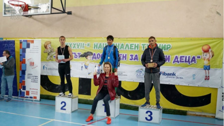 Стефка Костадинова се снима с медалистите.