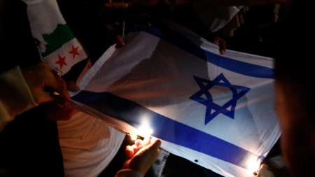 Демонстранти горят израелския флаг пред парламента в Атина