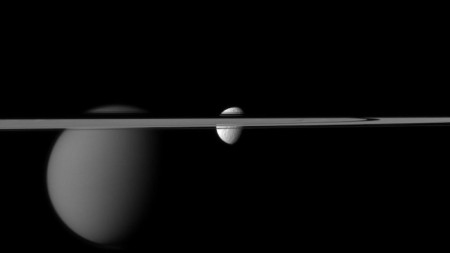 Снимка на луните на Сатурн Титан (вляво) и Тетис, направена от сондата 