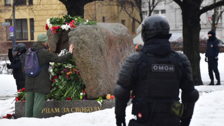 Жители на Санкт Петербург поднасят цветя в памет на Алексей Навални на паметник на жертвите на политически репресии, 17 февруари 2024 г.