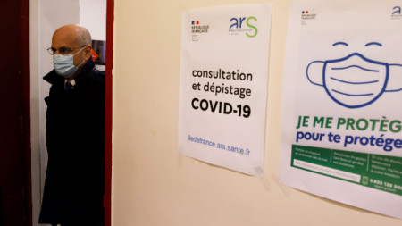 Френският здравен министър Жан-Мишел Бланкер на инспекция в лицей в Париж