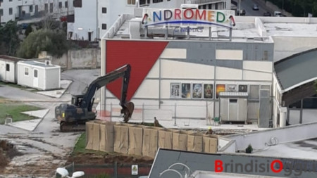 Бомбата в Бриндизи бе намерена при строителни работи за разширяване на местния киносалон „Андромеда“.