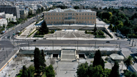 Опустелият площад и улици около гръцкия парламент в Атина.