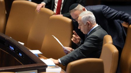 Израелският премиер Бенямин Нетаняху (в центъра, седнал) на сесия в Кнесета, в Йерусалим, 27 март 2023 г. В Израел от 12 седмици се провеждат масови протести срещу плановете на правителството да реформира съдебната система и да ограничи властта на израелския Върховен съд.