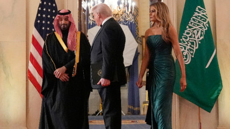 Принц Мохамед бин Салман с Доналд Тръмп и съпругата му Мелания в Белия дом, 18 ноември 2025 г.