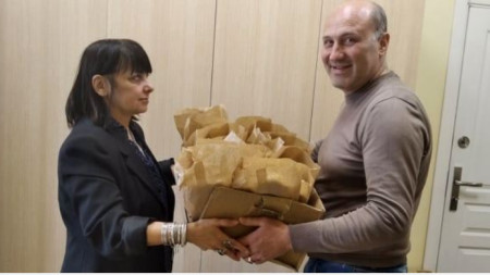 Кристина Русева и  Борислав Борисов, управител на Центъра за временно настаняване в Димитровград