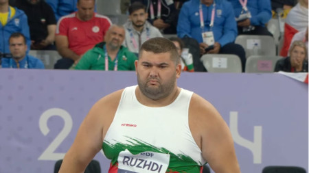 Ruzhdi Ruzhdi wins the gold medal in the shot put at Paris Paralympics