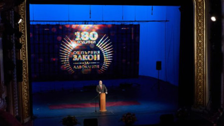Президентът Румен Радев говори в Народния театър „Иван Вазов“ на тържественото отбелязване на 130-ата годишнина от приемането на първия Закон за адвокатите в България.