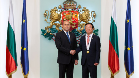  Посланикът на Южна Корея Ли Хо-шик (вляво) и президентът на България Румен Радев