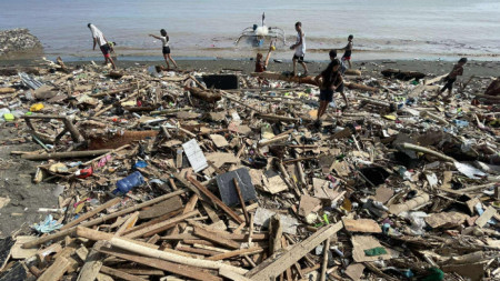Местни жители се движат между разрушенията, останали след преминаването на тайфуна 