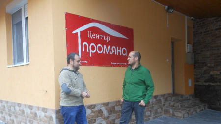 Цветан Цанев и Петър Благинов от центъра за временно настаняване 