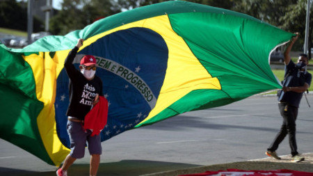Хиляди бразилци излязоха по улиците в няколко градове на страната