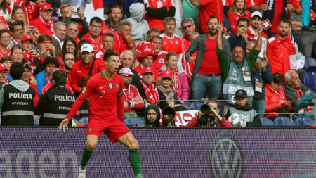 Роналдо празнува след втория си гол пред запалянковците на Швейцария.