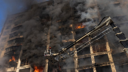 Подпалена сграда при обстрел в Киев, 15 март 2022 г.