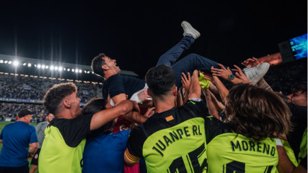Футболистите на Жирона ликуват след победата в Тенерифе.