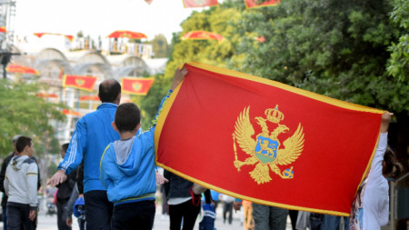 Деца развяват флага на Черна гора в столицата Подгорица.