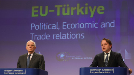 Върховният представител за външната политика Жозеп Борел (вляво) и еврокомисарят по разширяването Оливер Вархей представят доклада за Турция - Брюксел, 29 ноември 2023