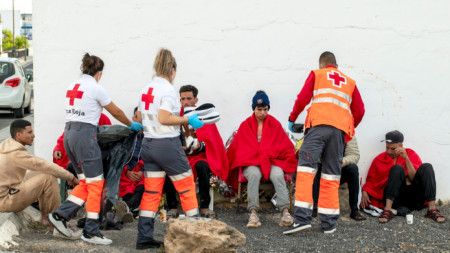 Служители на испанския Червен кръст оказват помощ на мигранти
