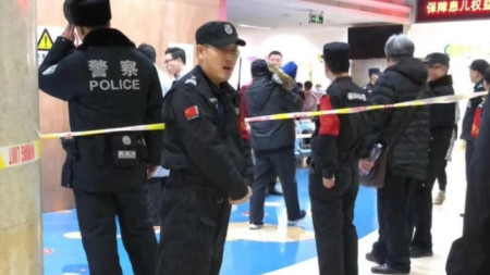 Полиция в болницата в Пекин, където са настанени ранените деца.
