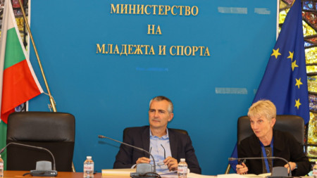Министър Илиев и зам.-министър Дашева представят програмата.