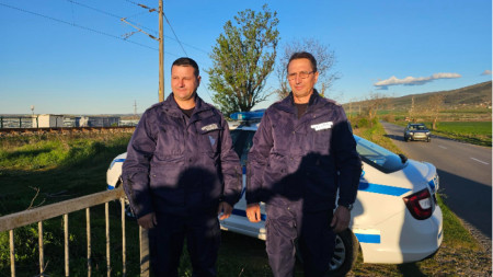 Участниците в спасителната операция са полицейските младши инспектори Георги Марков и Георги Георгиев от участък „Запад“