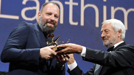 Режисьорът Йоргос Лантимос получава наградата от президента на фестивала Роберто Чикуто.