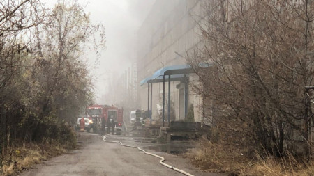 Огнеборци на фона на дим от пожара в Кремиковци.