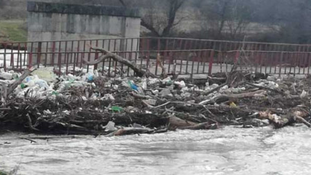 Камари с боклуци, дървета и клони при повредения мост между селата Чeтирци и Ямен.
