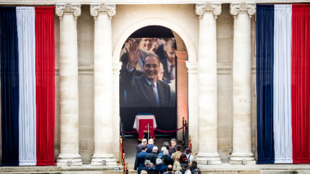 Хиляди французи отдадоха последна почит на бившия френски президент Жак Ширак по време на Всенародното поклонение в неделя.