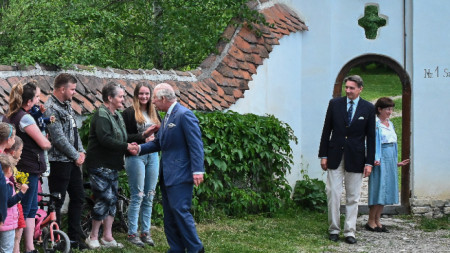 Британският крал Чарлз III поздравява местни жители, дошли да го посрещнат, когато пристига в имота си във Валя Зъланулуй, Румъния, 2 юни 2023 г.