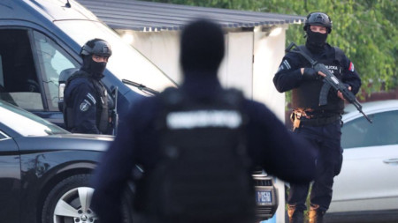 Служители на сръбската полиция  след стрелба в Дубона, Сърбия.