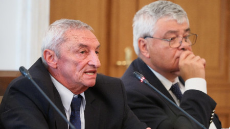 Проф. Богомил Манов (вляво)