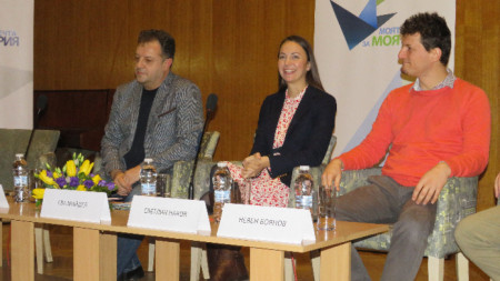 Евродепутутът Ева Майдел сред участници в конференцията ѝ във Велико Търново.