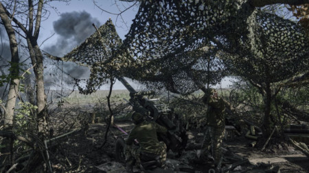 Украински войници стрелят с оръдие край Бахмут, 3 май 2023 г.