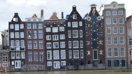 Къщите около романтичните канали в Амстердам не са особено удобни за живеене, но поради пестижното местоположение вървят по 10 хиляди евро за квадратен метър.