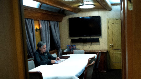 Държавният секретар на САЩ Антъни Блинкън преглежда документи, докато пътува с влак до Киев, 6 септември 2023 г.