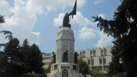 Паметникът „Майка България“ във Велико Търново-