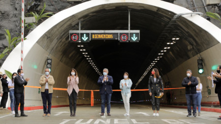 Президентът Иван Дуке (в средата) участва в откриването на тунела.