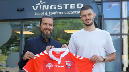 Стефан Велков (вдясно) позира с фланелката на новия си клуб