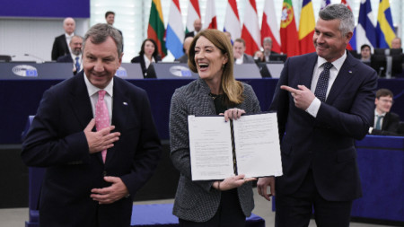 Роберта Мецола позира за снимка с докладчиците за бюджета Анджей Халицки вляво) и Матиаш Немец.