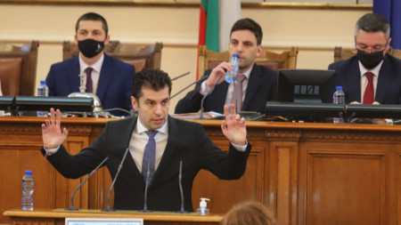 Премиерът Кирил Петков говори от трибуната на народното събрание по време на парламентарен контрол