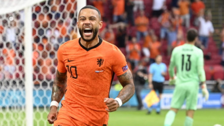 Нидерландия на осминафинал след 2:0 над Австрия