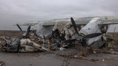 Унищожен самолет Ан-24 на летището в Херсон, 24 ноември 2022 г.